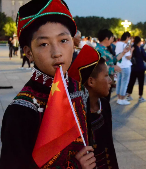 幼儿小班五星红旗教案_小班五星红旗社会教案_幼儿园社会五星红旗教案